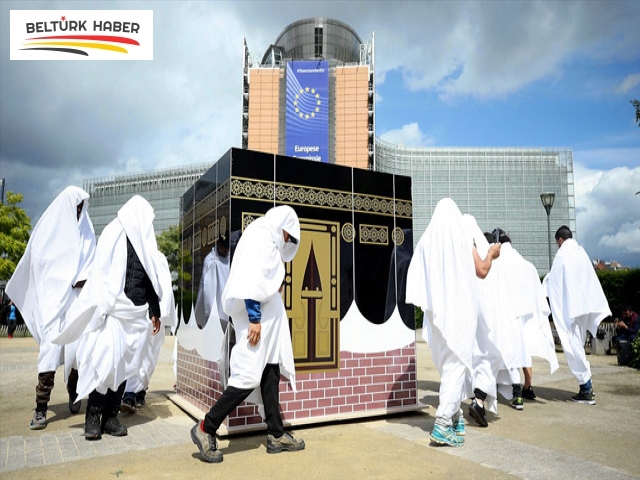 Brüksel'de Kabe maketi etrafında temsili tavaflı protesto