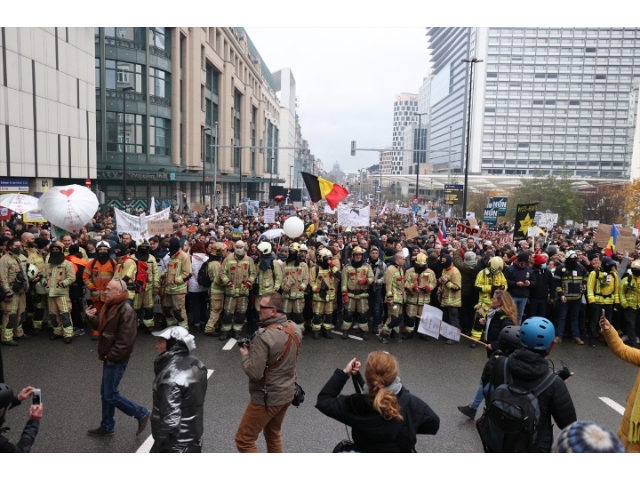 Brüksel'de Kovid-19 tedbirleri protesto edildi