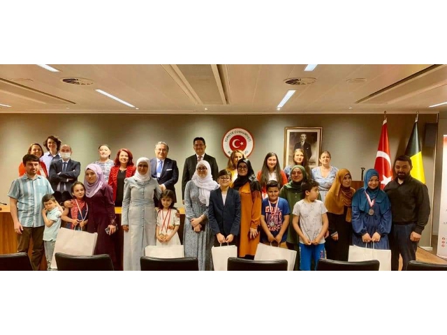 Gençlere ödüllerini Büyükelçi Ulusoy verdi