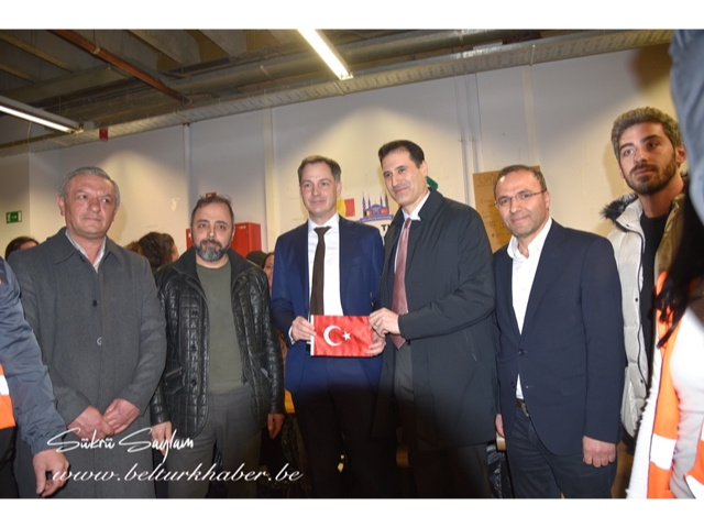 Belçika Başbakanı Alexandre de Croo, Anvers yardım toplama merkezini ziyaret etti