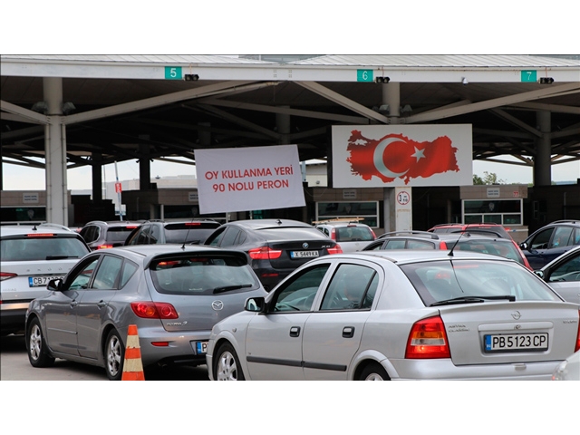 Yurt dışı ve gümrüklerde şu ana kadar 1 milyon 227 bin seçmen oy kullandı