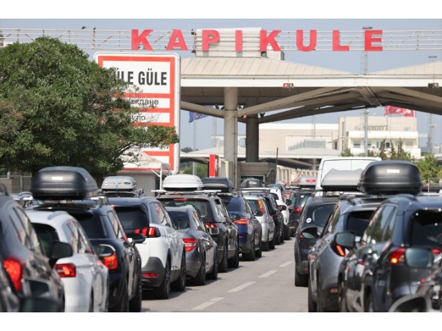 Gurbetçiler Kapıkule'de bekleme süresinin kısalmasından memnun