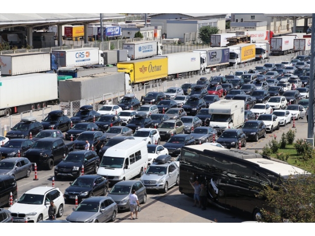 Gurbetçiler, sevinçle geldikleri Türkiye'den buruk ayrılıyor