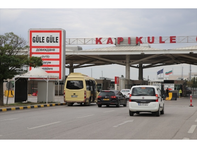 Tatilleri biten gurbetçilerin yaşadıkları ülkelere dönüş yolculukları sürüyor