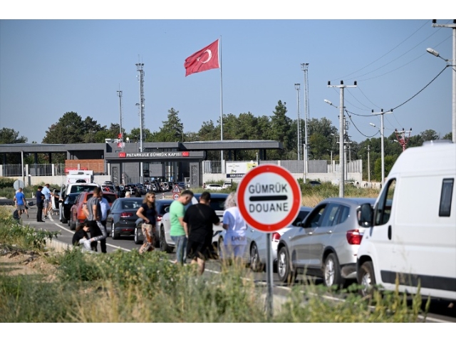 Yunanistan'daki yangınlar nedeniyle dün trafiğe kapatılan İpsala Sınır Kapısı'nda geçişler kontrollü başladı