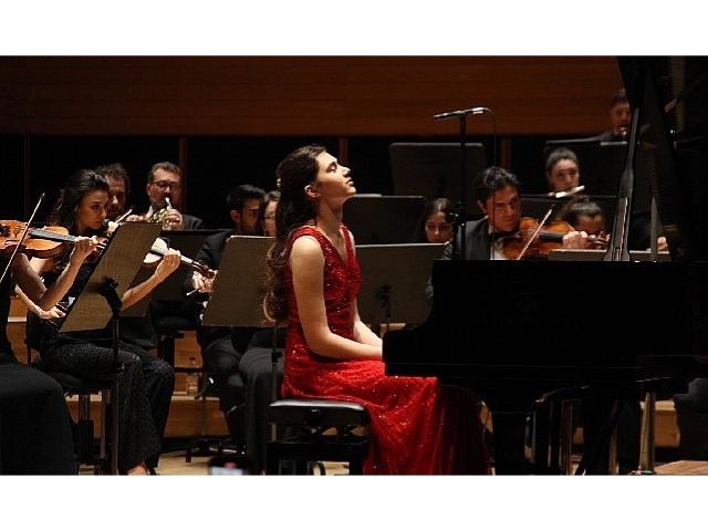 Genç Türk Piyanist İlyun Bürkev, Avrupa Sahnesinde Parlıyor