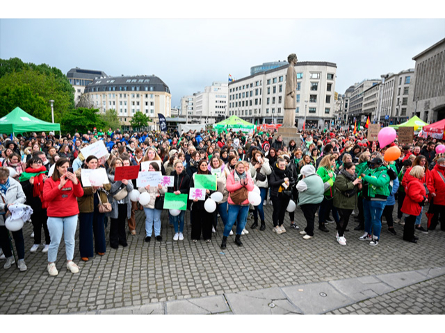 Brüksel’de kreş çalışanları protesto gösterisi gerçekleştirdi