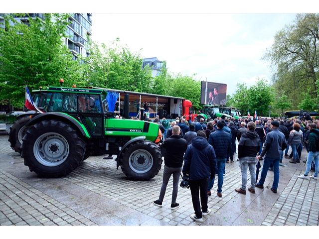 Hollanda çiftçilerinden Brüksel'de protesto