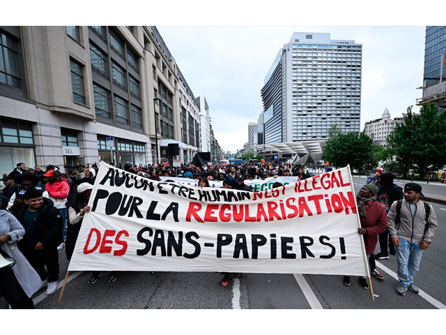 Belçika'da "kağıtsızlar" hükümeti protesto etti