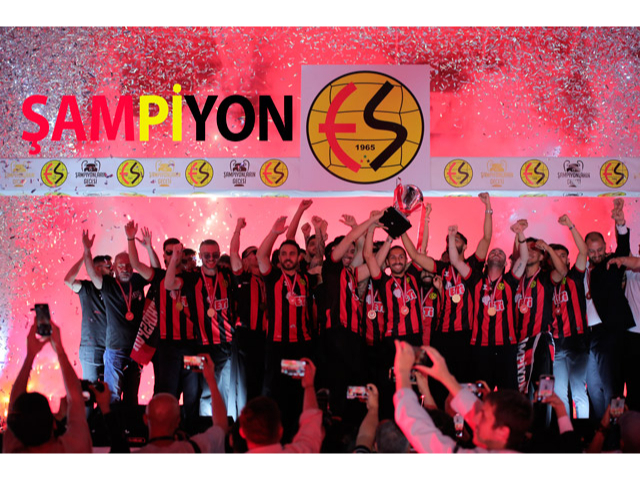 Eskişehirspor Şampiyonluğu Binlerce Taraftarın Katılımıyla Coşkuyla Kutladı