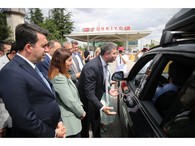 Sırakaya, Kapıkule'de gurbetçilerle bir araya geldi