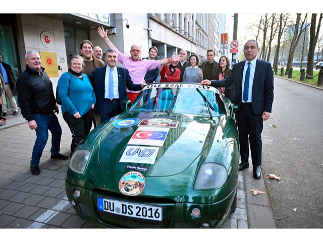 2025 İpek Yolu Rallisi'nin yolculuğu Brüksel'de Türk kahvesi eşliğinde anlatıldı