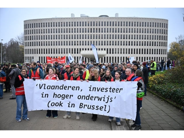 Belçika’da yüzlerce öğrenci bütçe kesintilerini protesto etti