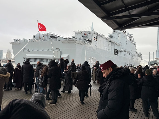 Avrupa'daki Türkler Rotterdam Limanı'na demirleyen TCG Anadolu'ya büyük ilgi gösterdi