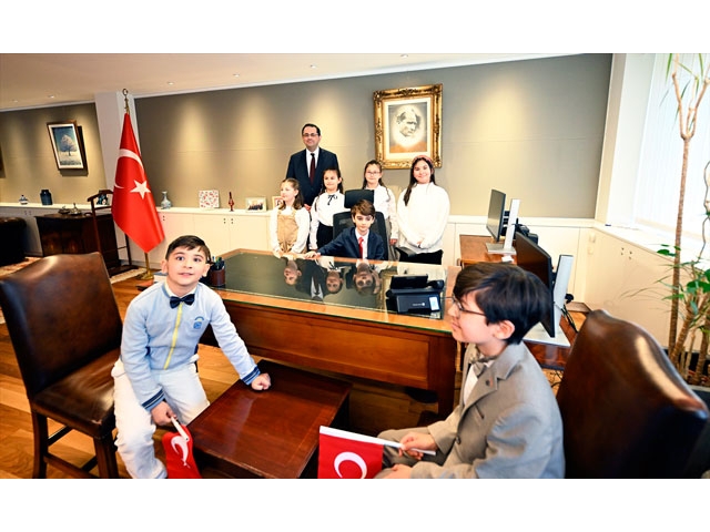 Türkiye'nin Brüksel Büyükelçiliğinde ​makamlar çocuklara devredildi