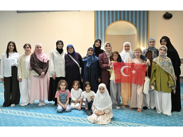 "Cake Not Hate" kampanyasıyla tanınan Harris, Belçika'daki camilerde kek dağıttı