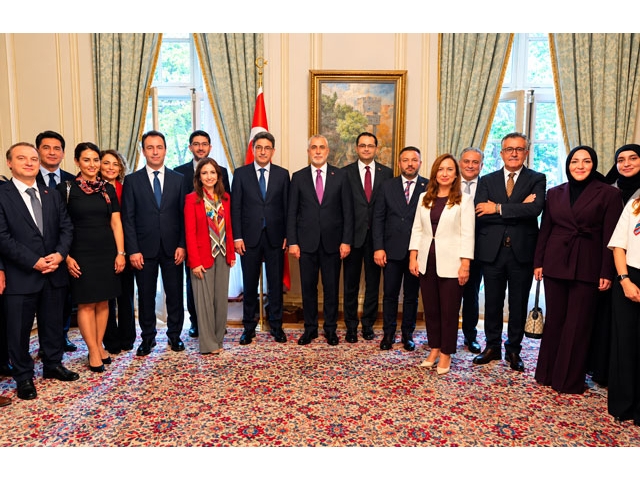 Çalışma ve Sosyal Güvenlik Bakanı Işıkhan, Brüksel'de Türk toplumuyla bir araya geldi