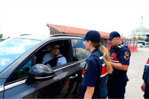 Gurbetçilere güvenli seyir için sınırdan otoyola kadar jandarma destek oluyor