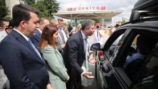 Sırakaya, Kapıkule'de gurbetçilerle bir araya geldi