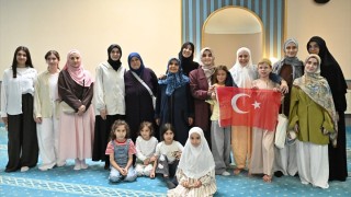 "Cake Not Hate" kampanyasıyla tanınan Harris, Belçika'daki camilerde kek dağıttı