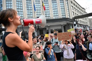Brüksel'de öğrenciler eğitim reformlarına karşı parlamentoya yürüdü